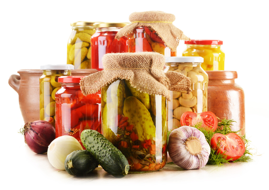 瓶子腌制蔬菜 传统美食与日用品的完美结合